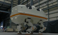 日厂打造世界首例4人4足步行机器人 大象一般惬意乘坐