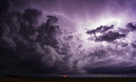 “追风者”跟踪拍摄超级雷暴 画面宛如世界末日