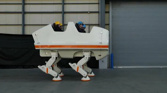 日厂打造世界首例4人4足步行机器人 大象一般惬意乘坐