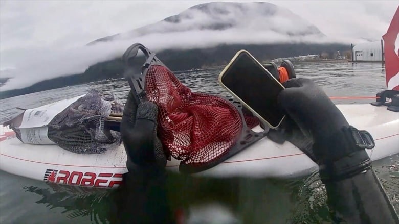 加拿大一iPhone 11掉入湖底半年 捞出后仍能正常使用