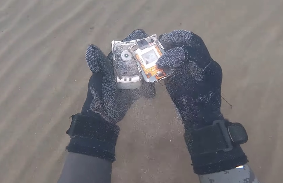 加拿大一iPhone 11掉入湖底半年 捞出后仍能正常使用