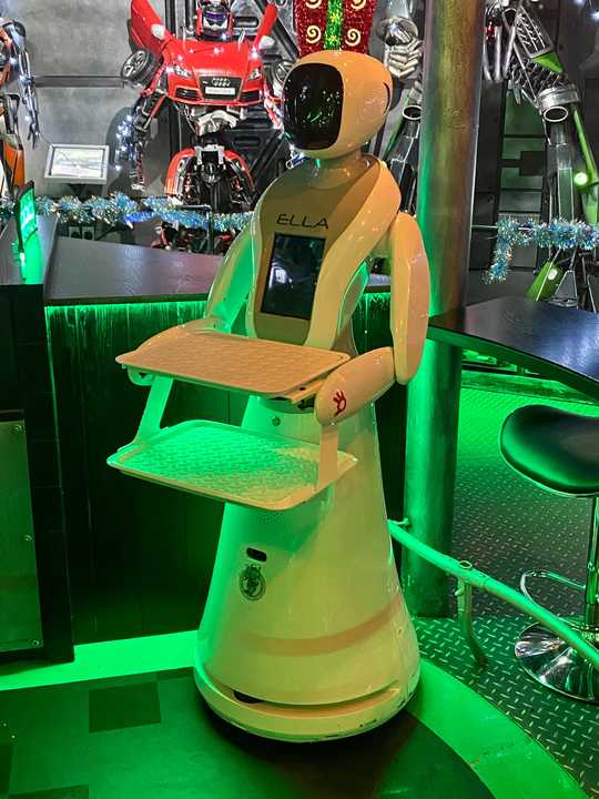 启用4台机器人餐厅老板谈感想 还是无法全部取代人类